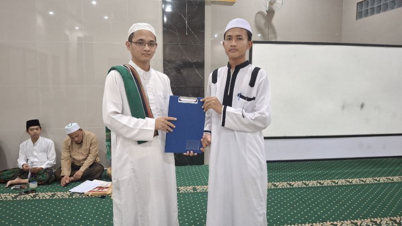 Pembagian Rapor dan Pemberian Penghargaan Bintang Santri